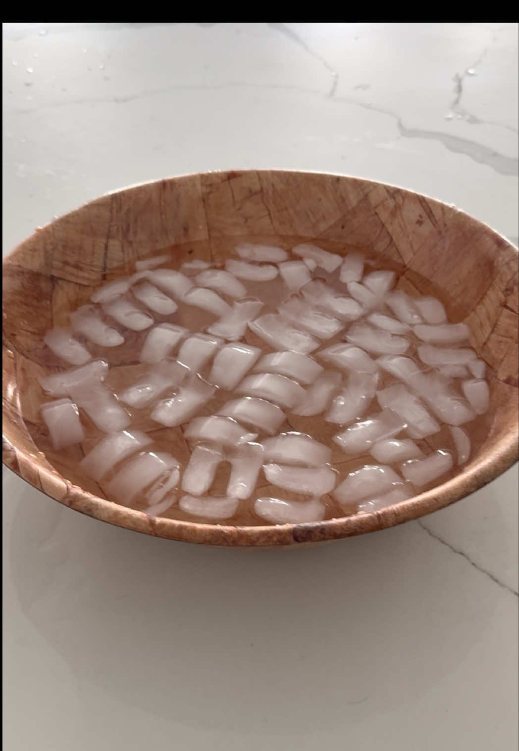 The best feeling in the morning 🧊 #icebath #skin #skincare #MentalHealth #morningroutine #morningmotivation  #fyp #skincareroutine #skincaretips  #sensitiveskin #skincarehacks  