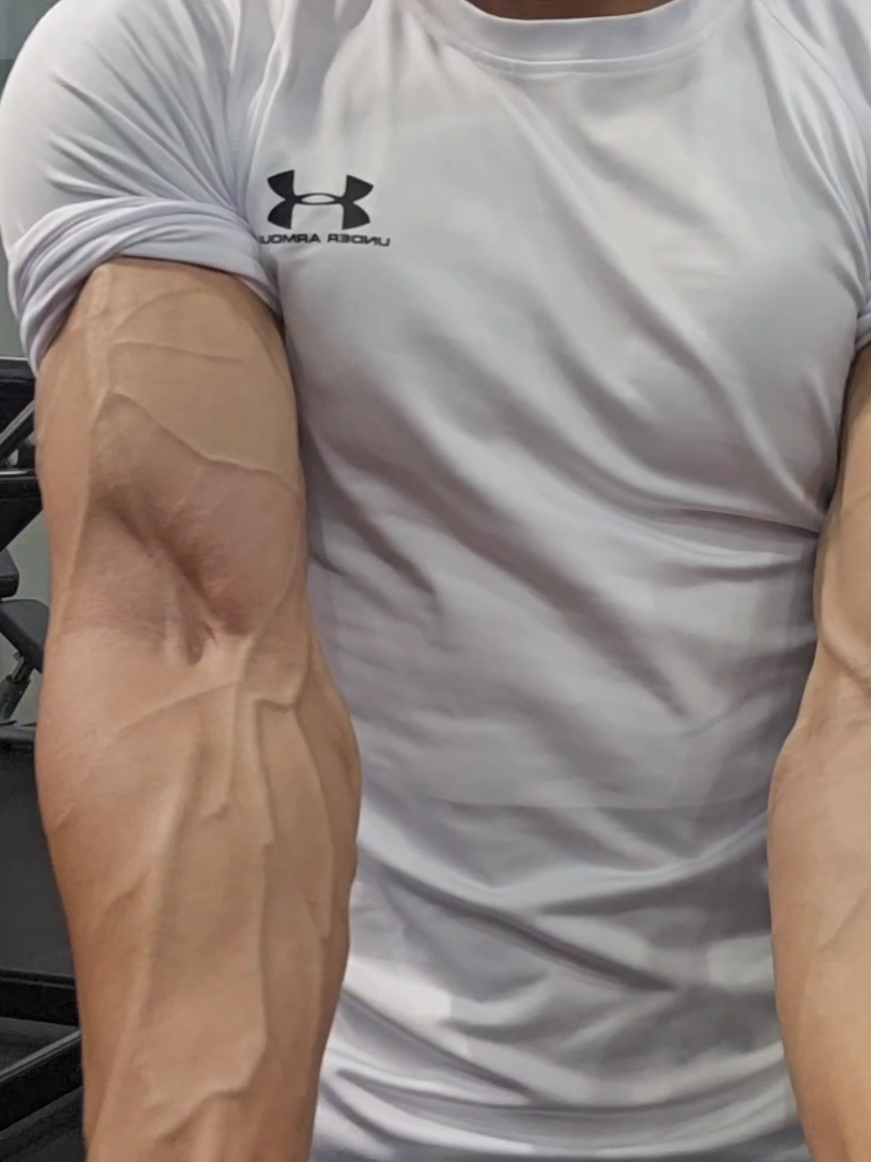 Nothing beats under armour at the gym get this shirt on @MA.STORE  #gym #underarmour #aesthetic #fyp #longsleeveshirt #compressionshirt #libya🇱🇾 