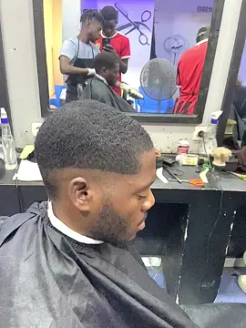 Simplicidade e elegância no francês normal #palops🇲🇿🇨🇻🇬🇼🇧🇷🇵🇹🇦🇴🇰🇳🇸🇹🇹🇱  #angola🇦🇴portugal🇵🇹brasil🇧🇷  #barbeirosdesucesso  #barbeiros  #cortesdecabello  #cortesbrasileiros 