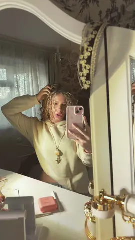 Litr obsessed with everything about this video 