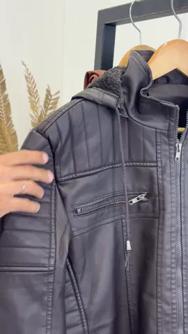 Estilo e conforto em uma peça só, a jaqueta peluciada BRN é perfeita pra quem não abre mão do visual mesmo nos dias frios. Com capuz removível e aquele toque de atitude que só o couro PU entrega.  🚚 Enviamos para todo o Brasil, chama no link da bio e fale com uma de nossas vendedoras online!  #BRN #ModaMasculina #JaquetaEstilosa #InvernoComEstilo #LookMasculino 📍Rua General Joaquim Inácio, n° 730 - Centro, Anápolis 📍AV. Fernando Costa, 458 - Vila Jaiara, Anápolis 📍AV. João Florentino - Portal do Cerrado, Anápolis