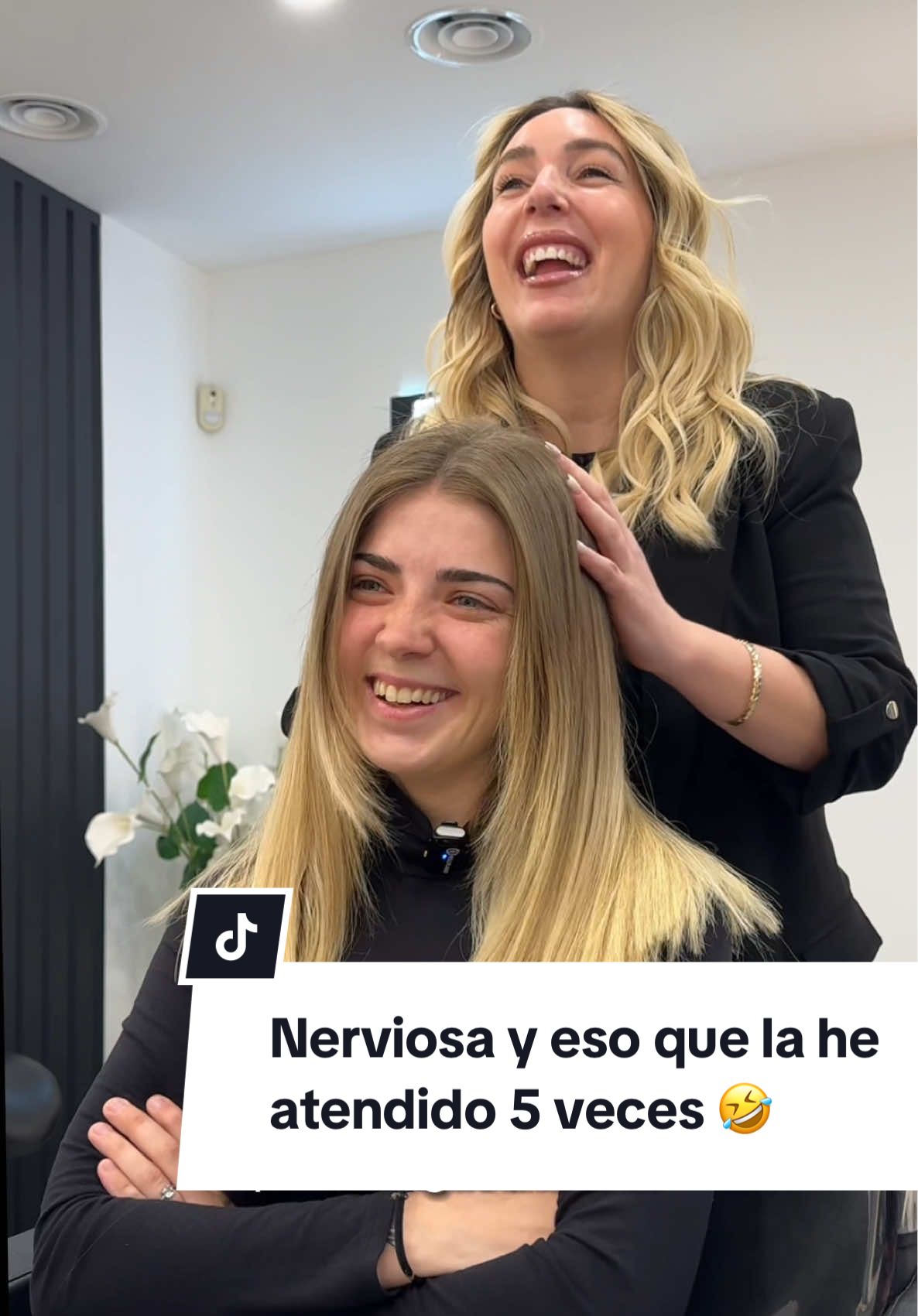 Aina ya es una clienta fiel ✨♥️ y nunca fallamos con su melena‼️ Esta vez hemos repetido con ese balayage super blonde en tonos nórdicos ❄️ #blondehair #balayage #blondebalayage #balayagehair #balayageexpert #hairstyle #pelorubio #rubia #rubio #balayagehair #mechas #mechasrubias #mechasbalayage #pelorubio #peluqueria #peluqueriabarcelona #balayagebarcelona #blondehairstyle #hairtransformation #beauty  #peluqueros #hairchange #balayagerubio #hairgoals #cambiodelook #HairInspo #haircolor #cambiodelook #pelolargo 