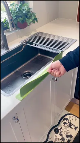 Genius Sink Splash Guard That Keeps Your Kitchen Dry and Spotless! #goodthing #homedecor #amazonfinds #tiktokmakemebuyit 