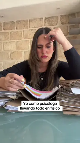 ➡️ www.holaelo.app para ver todo lo que el business hub te puede ofrecer (sobre todo ahorrarte tiempo y dinero como psicólogo) 🥹🙌🏼 Ya no más estrés administrativo, de verdad soy muy feliii así 🤩 (Y sí, los expedientes que ves NO son un prop, literalmente así vivía 💀) #foryou #terapia #psicologia #saludmental #psicoterapia #ipad #tecnologia #hub #menosestres #admin 