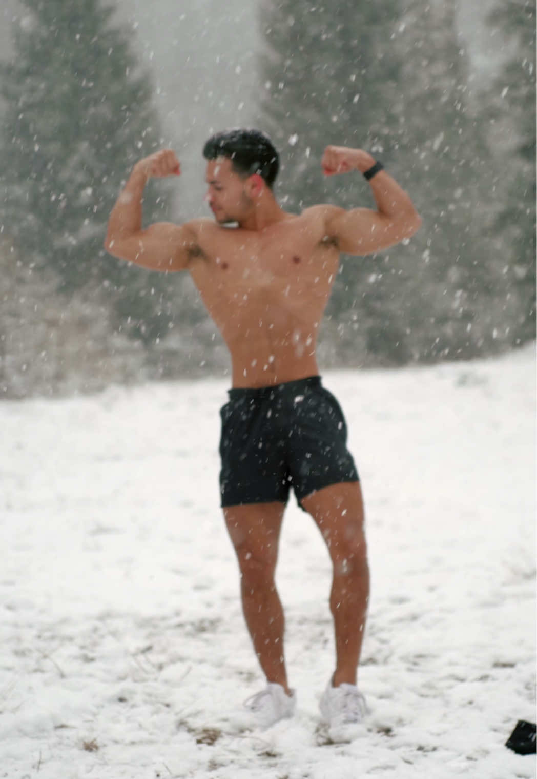 I had to do it ❄️ #Fitness #posing #abs #fy #fyp #snow #skivacation #motivation @Gymshark @UPFRONT 