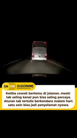 Aturan tak tertulis saat berkendara di malam hari sering kali hanya dipahami oleh para pengemudi berpengalaman, terutama sopir lintas kota atau antar provinsi.  Salah satu kode yang paling umum digunakan adalah penggunaan lampu sein sebagai sinyal komunikasi antar pengemudi.  Misalnya, ketika sebuah truk atau bus di depan memberikan sein kanan, itu bisa jadi pertanda bahwa jalan di depan belum aman untuk menyalip karena ada kendaraan dari arah berlawanan.  Sebaliknya, jika ia menyalakan sein kiri di jalan lurus dan sepi, itu adalah isyarat bahwa jalur depan aman untuk menyalip.  Ini bukan aturan resmi, tapi sudah menjadi “bahasa jalanan” yang dipercaya dan diterapkan untuk saling menjaga keselamatan. #fyp #lalulintas #lintassumatra #lintassulawesi