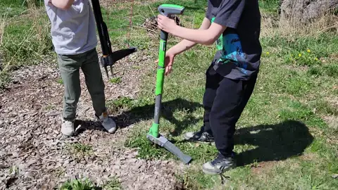 What is the best weed puller for you? Grootpow vs Fiskars #weedpuller #gardeningtiktok #gardeningtools #grootpow #fiskars