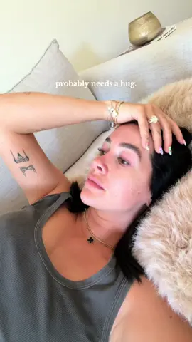 D coming & taking a peek 🤭👀 mental health immediately boosted 🤌🏼✨ @DOLCE GLOW #fyp #viral #trending #spraytan #selftan #relatable #mom #MomsofTikTok #funny 