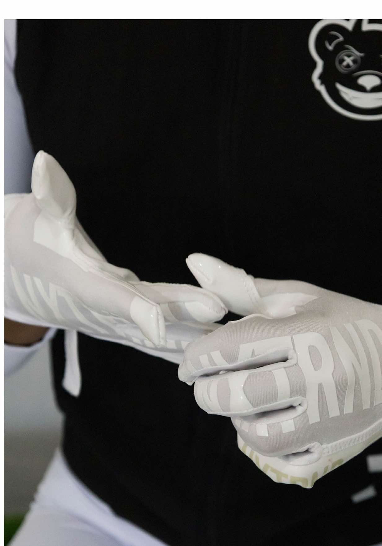 Nxtrnd G1 Pro white Football Receiver Gloves 🔥 Visita nuestras tiendas físicas y pruébate estos y muchos más modelos. ☘️ Disponibles en @flagshop_ con  envíos a todo el país  #flagshop #mx #nxtrnd #gloves #football