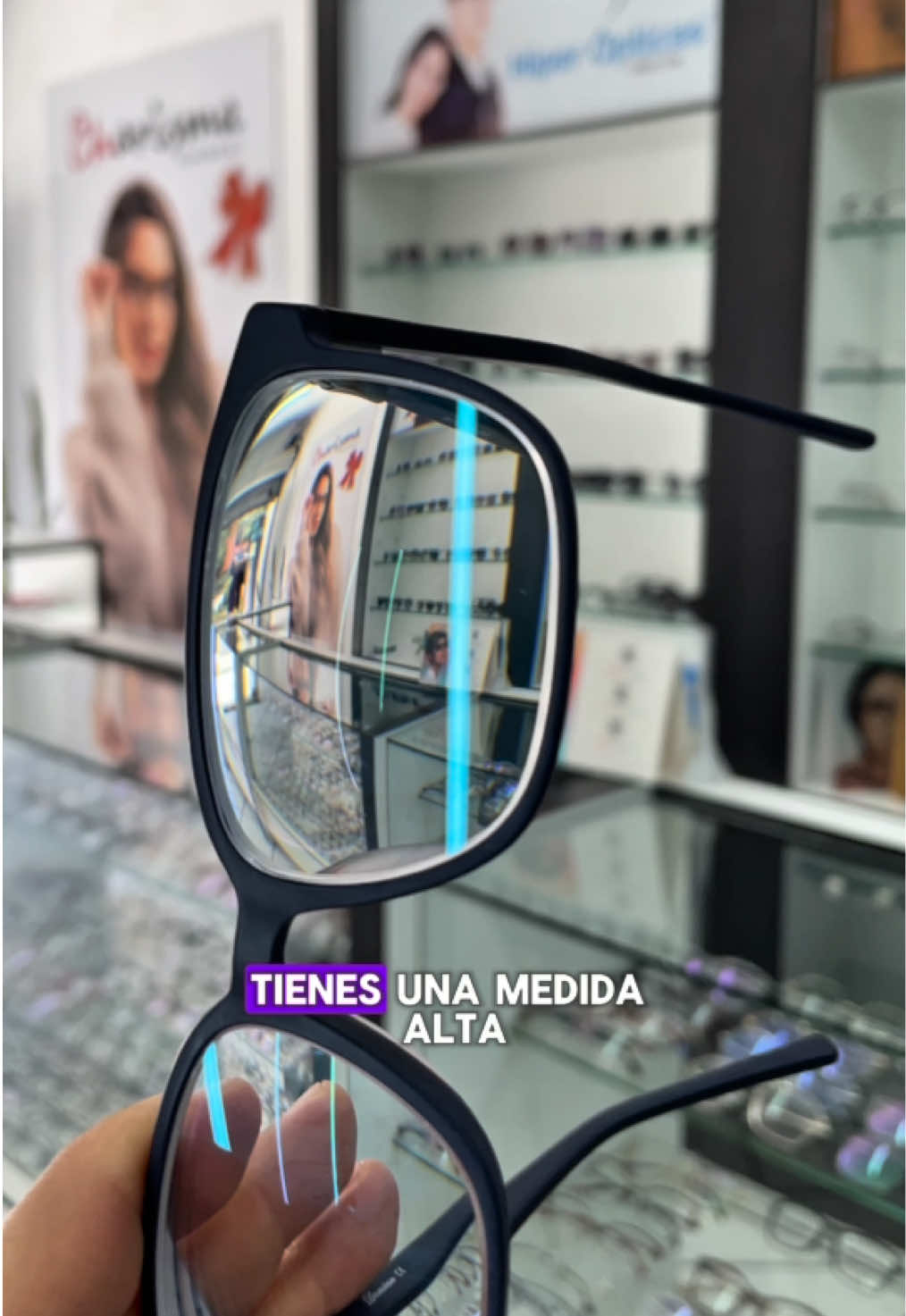 ¿Tienes una medida alta y te preocupa el grosor de tus lentes? Mira este caso real: el resultado fue sorprendente. Usamos lentes con índice 1.74, la máxima reducción en material orgánico, y logramos que se vean delgados, ligeros y estéticos, incluso con un armazón grande. Además, tienen: ✔ Antirreflejo premium ✔ Repelen agua, polvo y grasa ✔ Más resistencia a rayaduras ✔ Filtro de luz azul ✔ Protección UV Todo esto es posible con una buena asesoría óptica y un examen visual preciso. ¿Tienes una medida alta? ¡Escríbenos al 096 869 6950 y te ayudamos a encontrar la mejor opción para ti! #medidasaltas #hiperópticas #lentesquito #opticasquito 