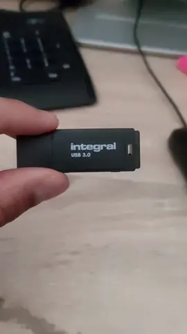 ta clé USB est endommagée et ne fonctionne plus ? pas d'inquiétude j'ai la solution pour toi 😉 #astuceinformatique #apprendrelinformatique #problemeinformatique #astucefacile #téléphone