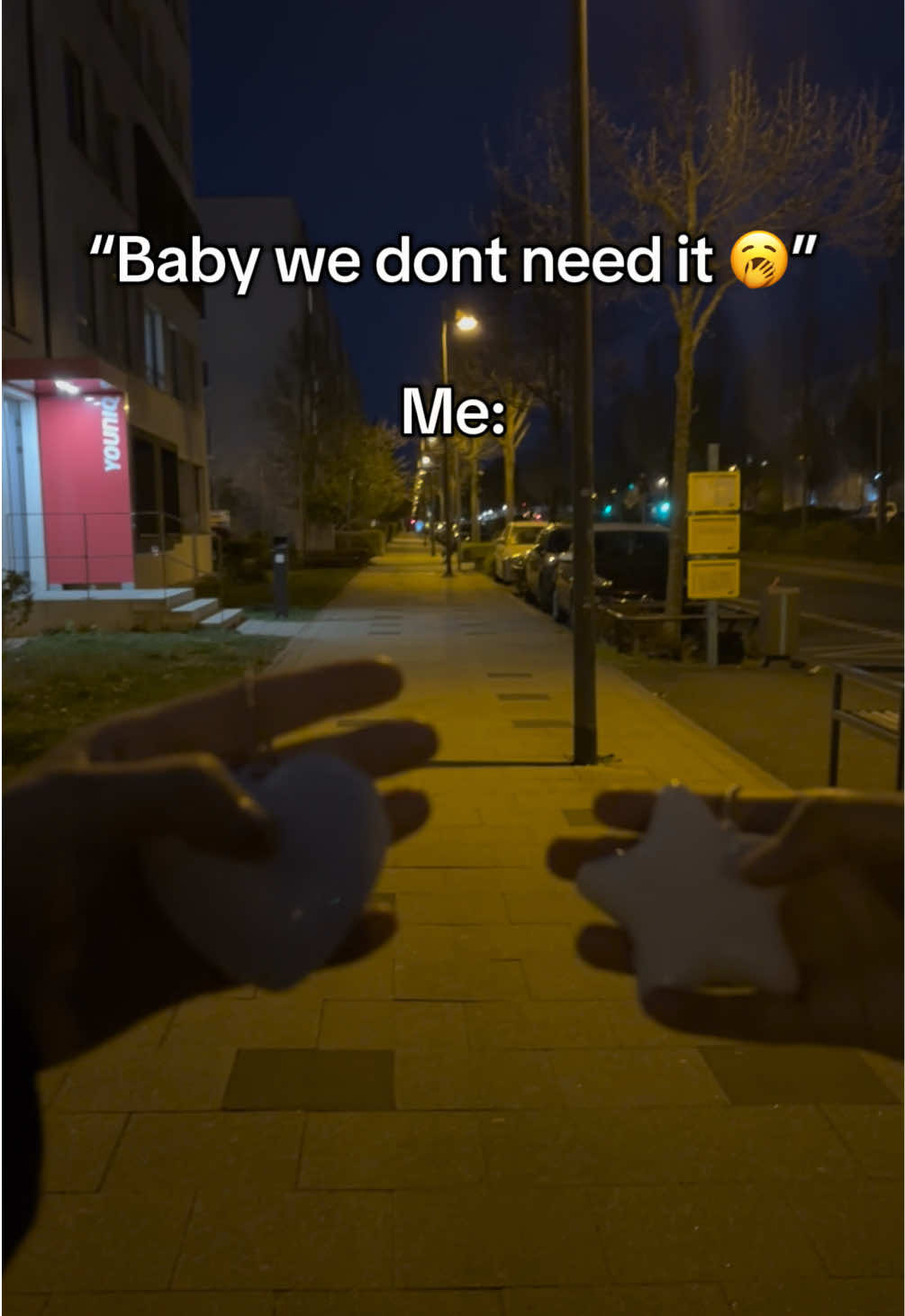 Yeah, so we definitely need it😏 #glowbagg #bagaccessories #purseglowbag #purseglowbag #womenbag #handbag #baglight #purse #lighting #tiktokmademebuyit #lightsaura 