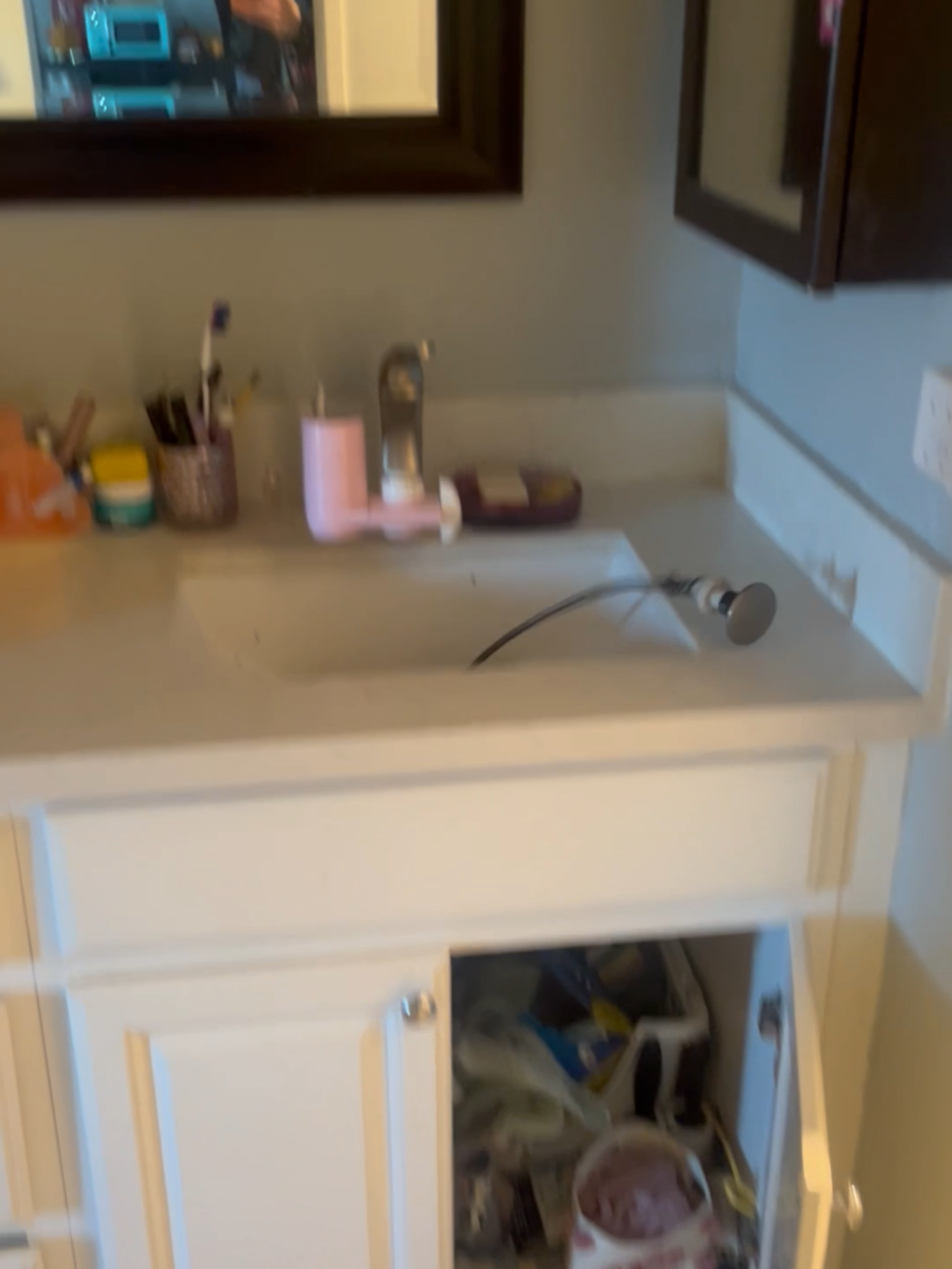 I think we're going to need a bigger plumber! What's happening?! #Creepy #Fail Credit: @tawkhoes #Sink #Plumber #EpicFail #Drain #Flood #Fyp #ForYourPage