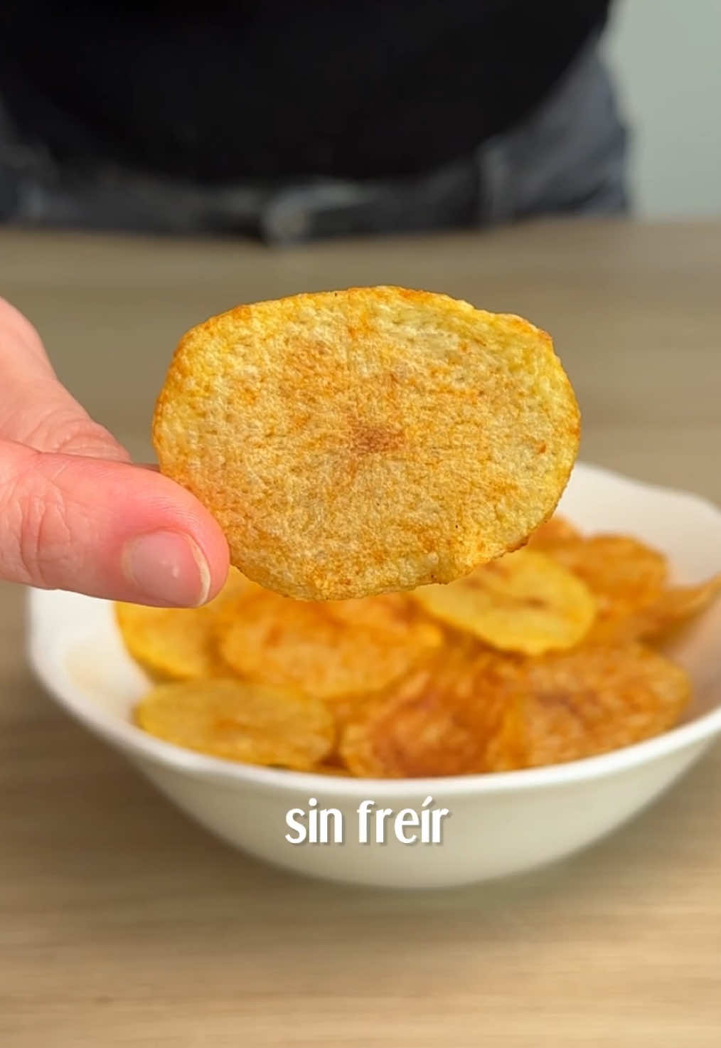 PATATAS CHIPS EN 3 MINUTOS 🍟 ▪️1-2 patatas medianas ▪️1 cda aceite de oliva VE ▪️Pimentón dulce, orégano, sal y pimienta 👉🏻3 min al microondas a máxima temperatura #patata #patatas #snacksaludable #snack #patataschips #chips #recetasaludable #sinfreir #saludable 