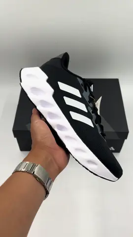 🏃‍♂️ CORRE TU PROPIO CAMINO Las nuevas SWITCH RUN M están hechas para mantenerte en movimiento. Ligereza, agarre y actitud 🔥 No importa el terreno, importa cómo lo enfrentas. 👟 Disponible en tiendas y en mistral.pe #mistralperu #switchrun #streetwear #modaurbana #actitudmistral 