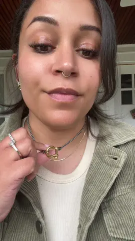 This piece is gonna get a lot of wear out of me!! I love unique items and for it to be two toned! Chefs kiss 😘 #uniquejewelry #twotonednecklace 