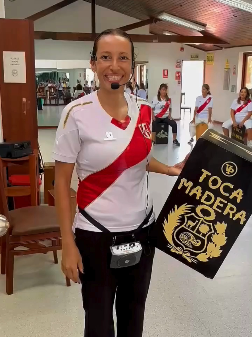 💃🏼Llevando el ritmo del cajón a más lugares 🪘 #percussion #percussionist #clasesdemusica 