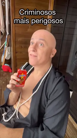 Batom é a pior arma que esse careca já viu 