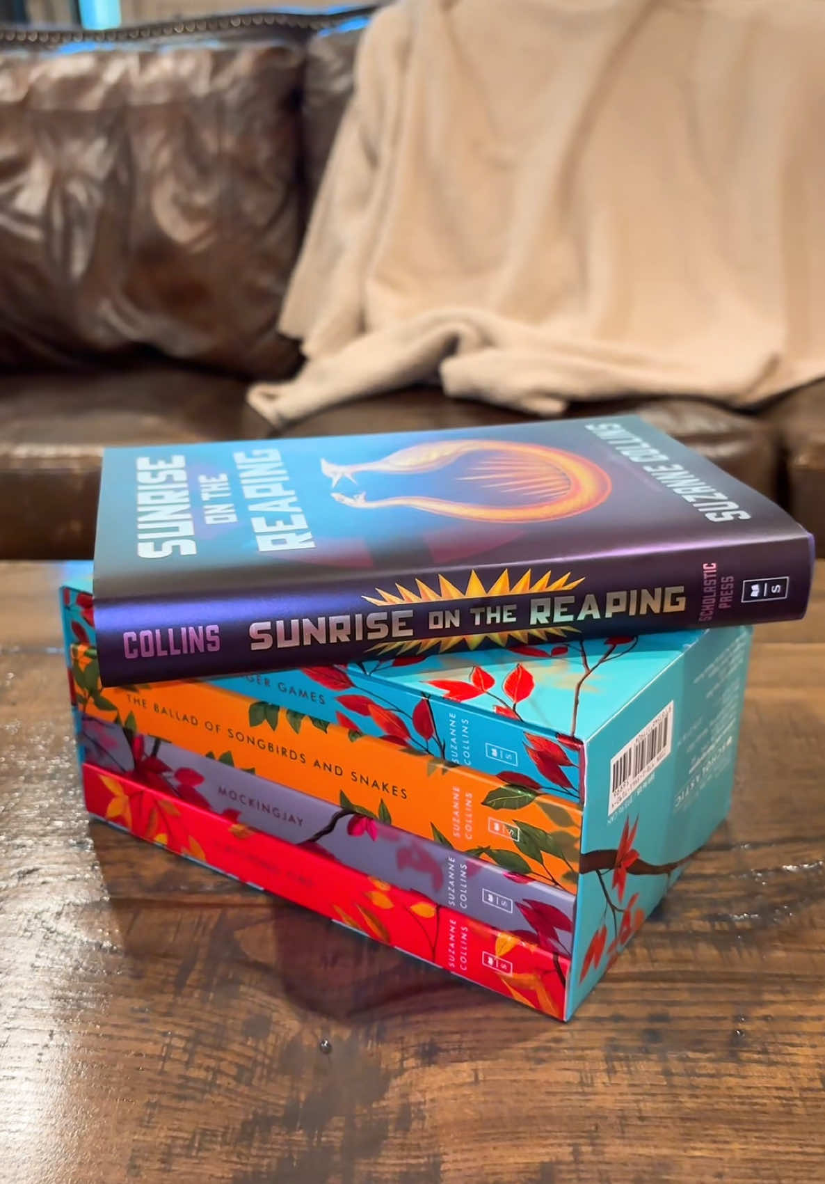 I have a feeling this is going to hurt… DELUXE EDITION! 🐦‍🔥🏹🍞 #BookTok #books #onmyshelf #TheHungerGames #CatchingFire #Mockingjay #theballadofsongbirdsandsnakes #sunriseonthereaping @The Hunger Games #fyp #fypシ゚viral 