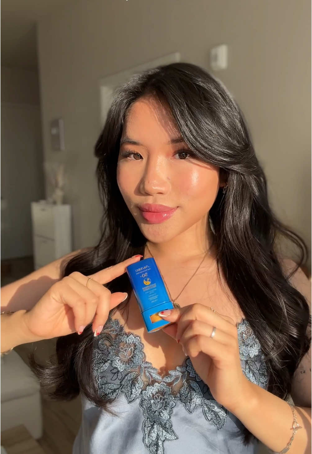 #ShiseidoPartner My favorite every day sunscreen ever 🩵 The @SHISEIDO Clear Sunscreen Stick has SPF 50+ and it can be re-applied anytime, anywhere, over or under makeup. It doesn't leave any white cast or make your skin look greasy, literally invisible. It's perfect for sensitive and acne-prone skin, lightweight and easy to apply 🧴✨ #ShiseidoSuncare #sunscreen 