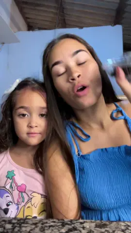 Provando mirtilo 🫐 pela primeira vez ✨#maeefilha 