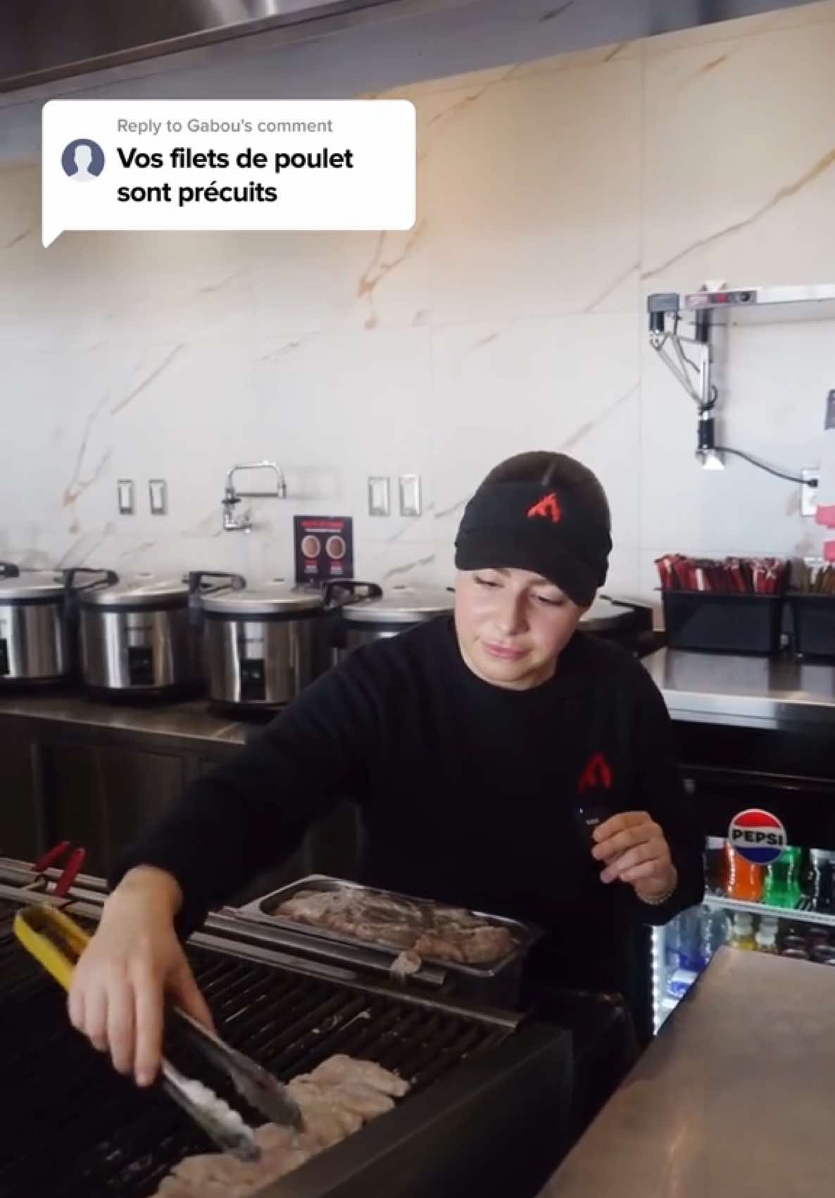 Mettons les choses au clair : chez Poulet Rouge, il n’y a AUCUN poulet précuit. Uniquement du délicieux poulet grillé sur place, frais à chaque commande. 😌✋🏼 #pouletrouge #rougebol #foodiemtl
