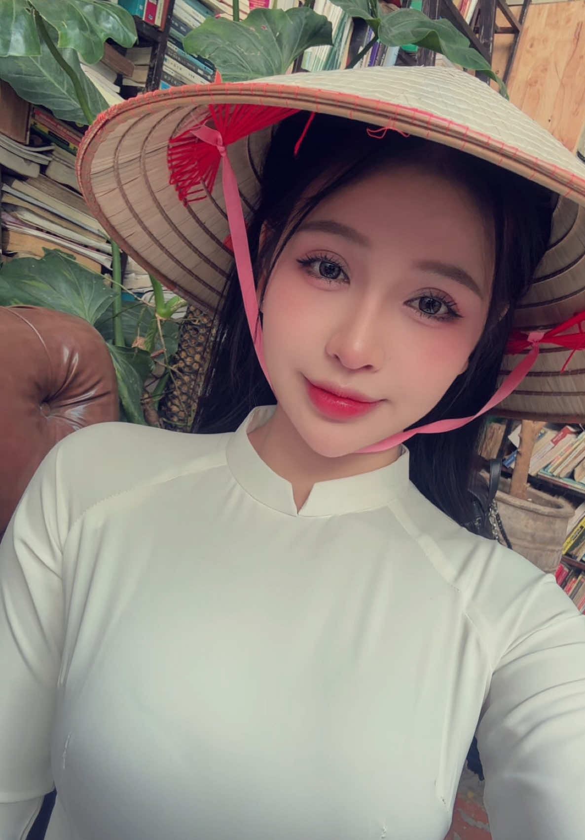 Còn tầm đắm đuối vì tơ, anh say vì rượu, ngẩn ngơ vì tình….