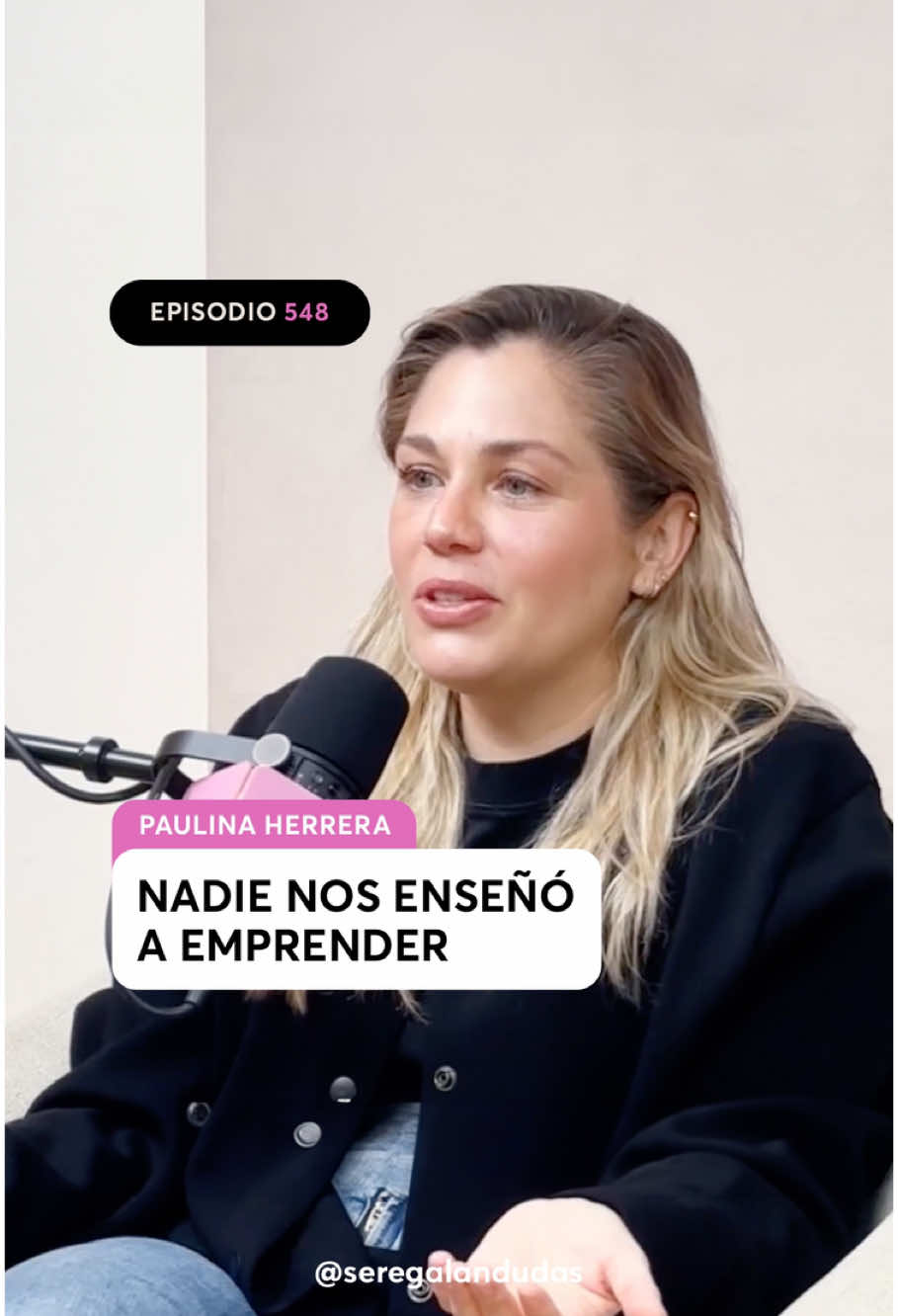 Nunca imaginamos que grabar un podcast entre amigas se iba a convertir en una empresa con nómina, decisiones difíciles… y una lista de nuevas dudas 😅. En el episodio de hoy nos sentamos con Pau Herrera, nuestra SHEO (CEO, jajaja), para contar cómo este proyecto pasó de ser un hobby a la productora que hoy conocemos como Dudas Media ❤️🎙️. Hablamos de todo, literalmente de TODO: - Lo que ha salido bien y lo que no tanto. - Las decisiones que más nos han costado. - Cómo aprendimos a monetizar este proyecto. - Momentos en los que no hemos podido pagar la nómina. Porque sí, hemos avanzado muchísimo. Pero seguimos aprendiendo mientras lo construimos. Ya pueden escuchar el episodio 548 en plataformas de audio o verlo completo en YouTube.  #seregalandudas #podcast #empresa #dudasmedia #aprendizaje #emprendimiento