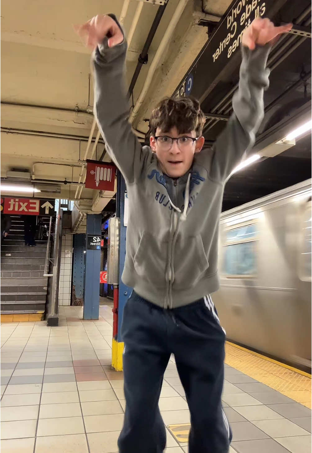 Forget about the rat race 🐁🚇😛 dc: @mollylong21 #Popmusik #mollylong #nyc #subway #newyorkcity #choreography 