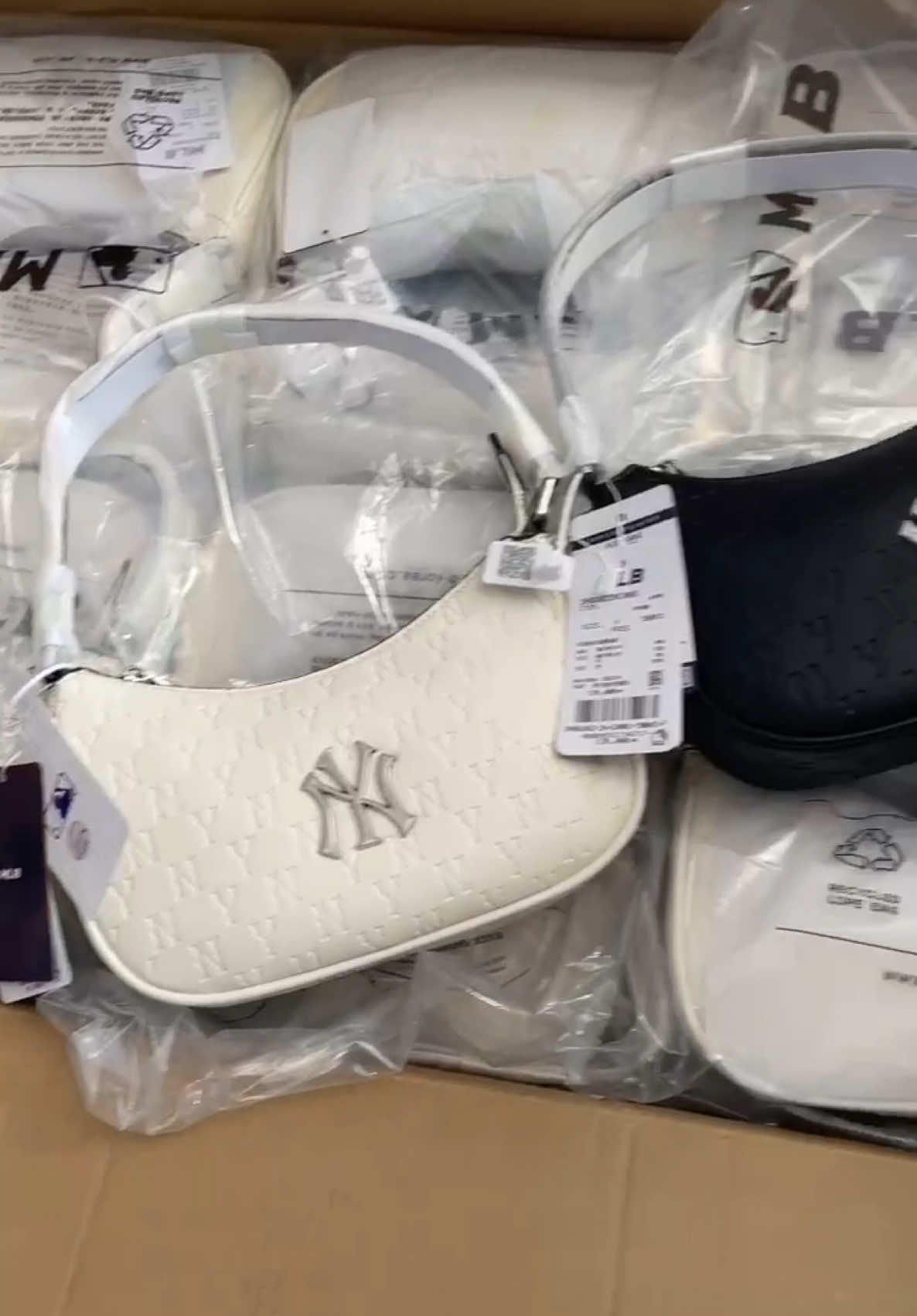 Kẹp nách NY gợi phong cách khoẻ khoắn , cá tính mà vẫn rất sang chảnh #tuikepnach #tuixachnu #tuiquangchau #tuixach #viral 