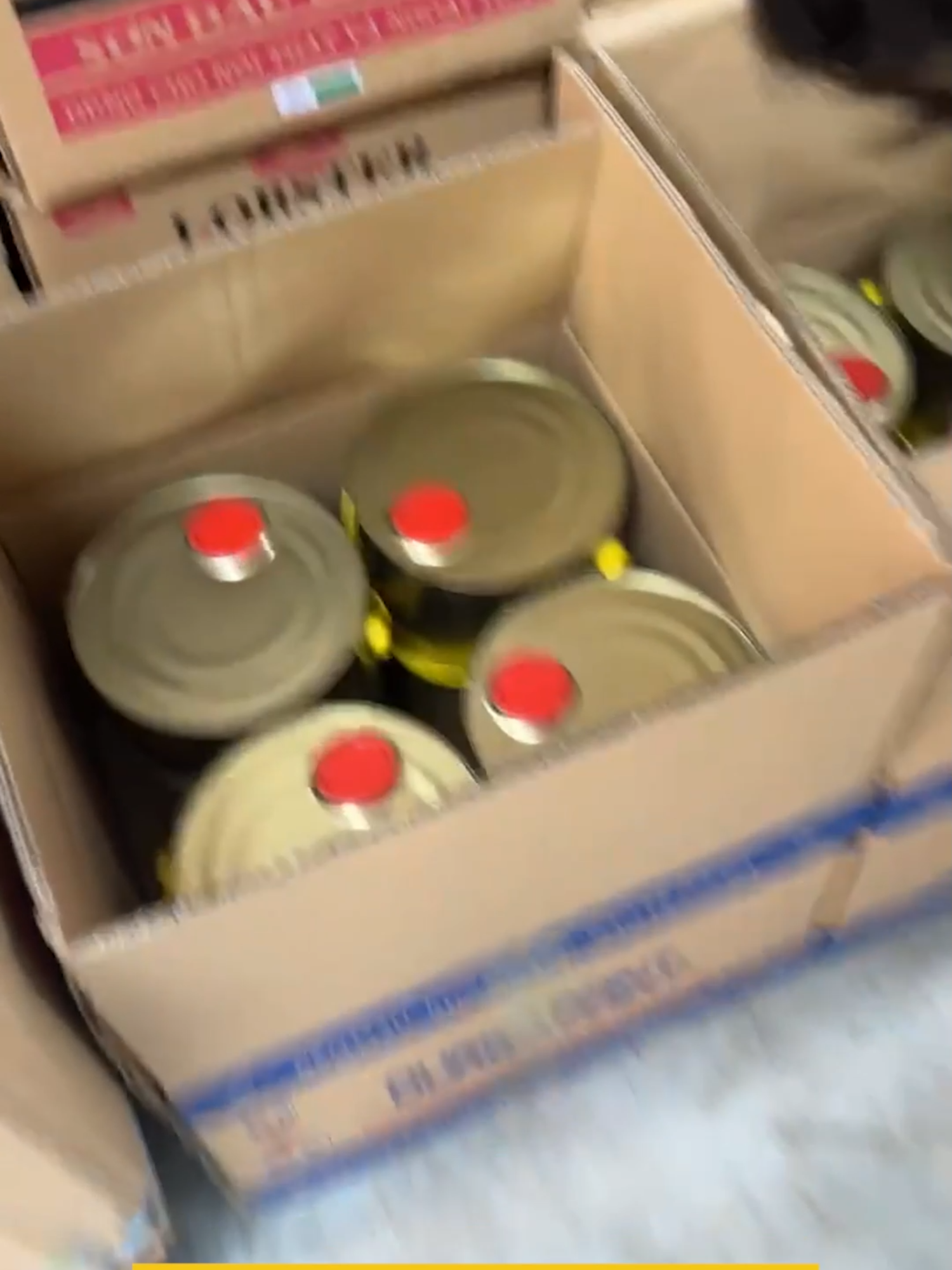 Dung môi là chất lỏng có khả năng hòa tan, pha loãng hoặc chiết xuất các chất khác mà không làm thay đổi tính chất hóa học của chúng. Trong sơn, dung môi đóng vai trò là môi trường để phân tán các thành phần như nhựa, bột màu và phụ gia. #tongkhoson #dungmoi