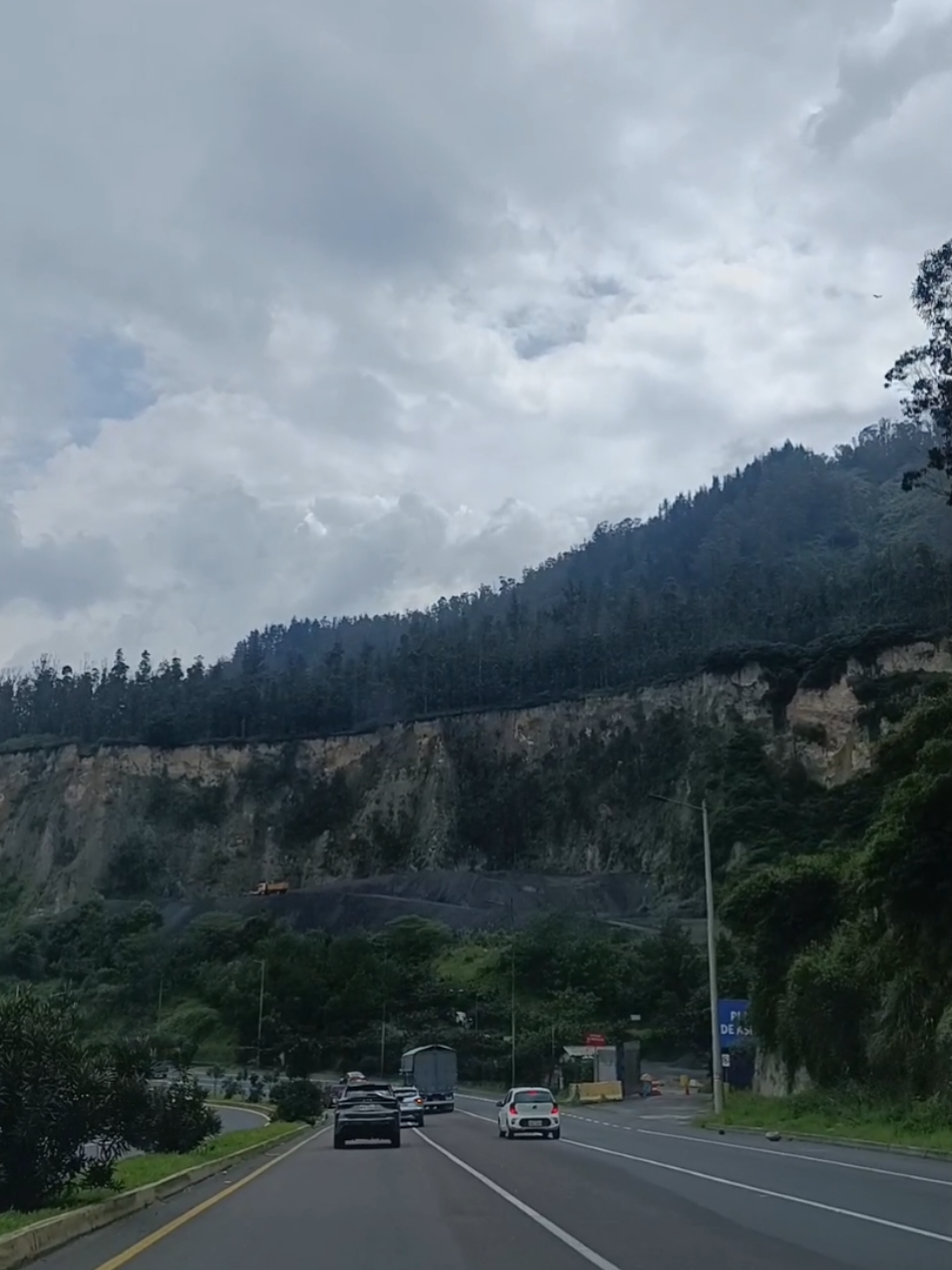 Quito Av Simón Bolivar 🇪🇨 #paisajeshermosos #montaña  #Naturaleza #Ecuador  #carretera#amanecer 