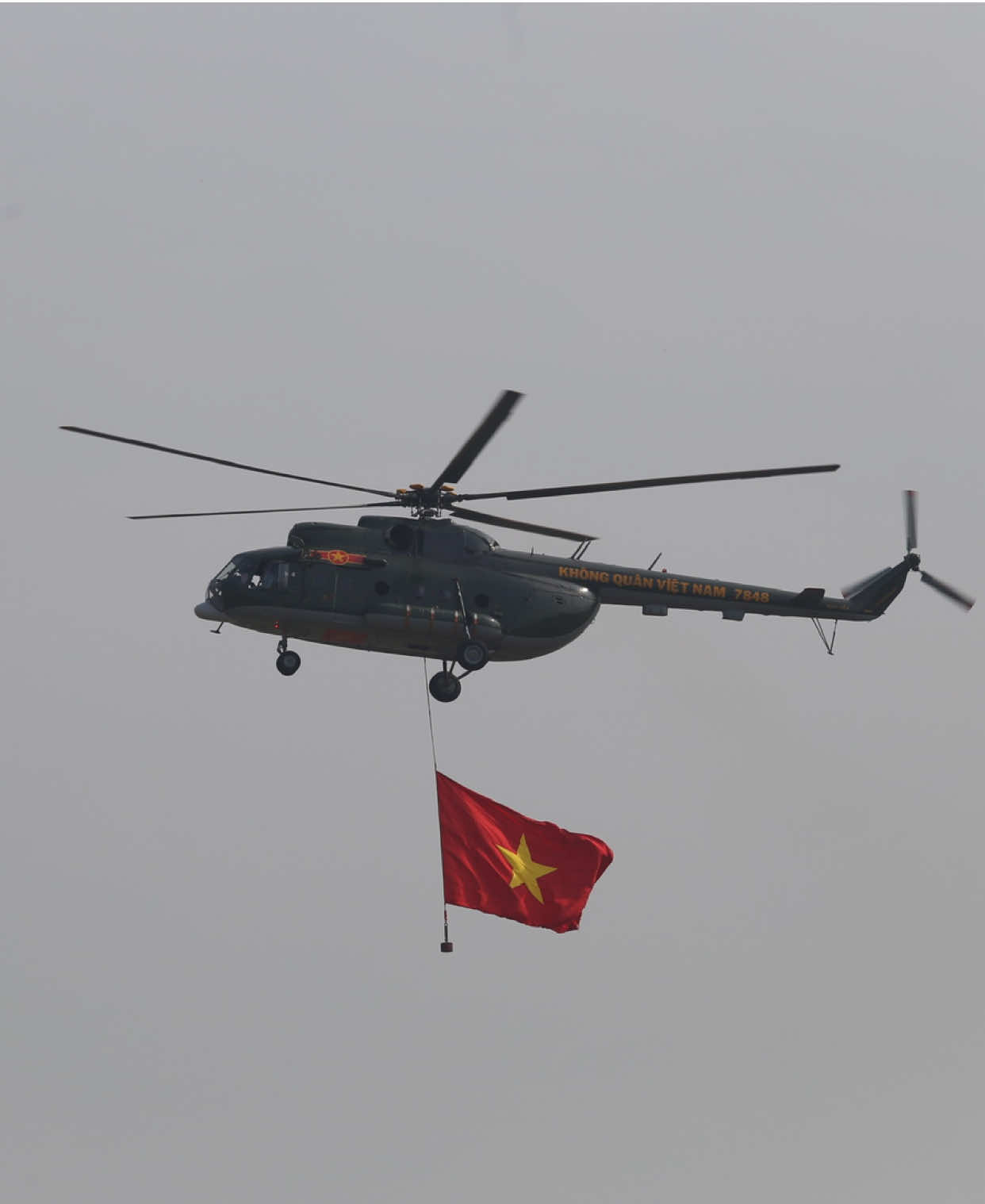 Không quân bay kéo cờ diễu binh 30-4 ở sân bay Biên Hòa#dieubinh #giaiphongmiennam #a50 #khongquanvietnam #tructhang 