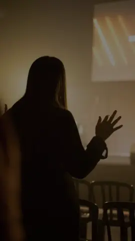 Muitas vezes, carregamos fardos invisíveis, dores que ocultamos dos olhos alheios. Sofremos em silêncio, enquanto a alma chora e o coração clama por alívio. Nesses momentos, pode parecer que ninguém percebe ou compreende a profundidade de nossa angústia. Contudo, há uma certeza que nos conforta: Deus vê, sabe e entende cada lágrima não derramada, cada suspiro contido.  #amordedeuspormim #MomentoDeOração #voltaprajesus  