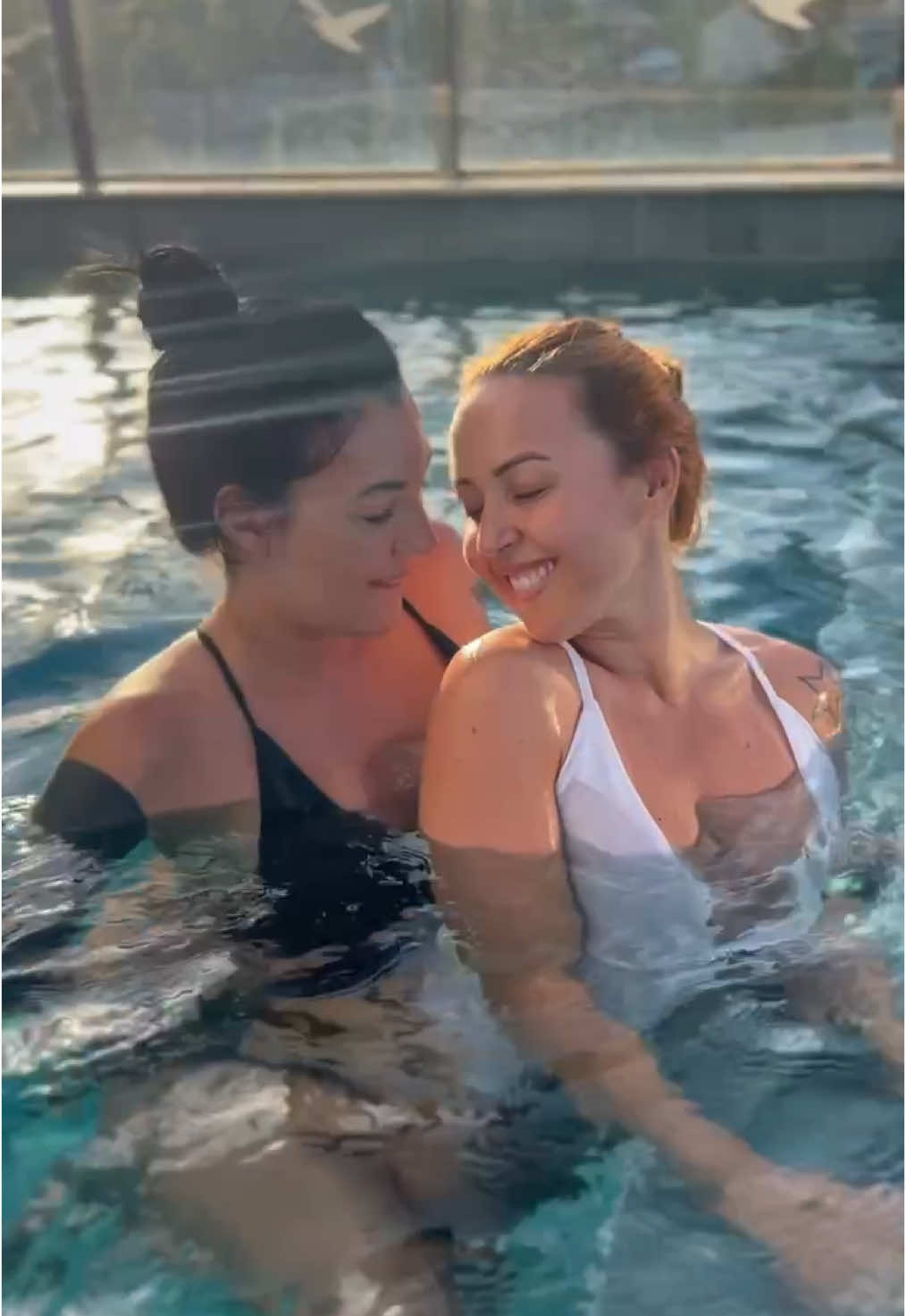 #f #fyp #foryoupage #fouryou #biquini #piscina #brasileiras #brasil🇧🇷 #viralvideos #morena #ruiva #amigas #lesbicastiktok🌈 #mulheres 