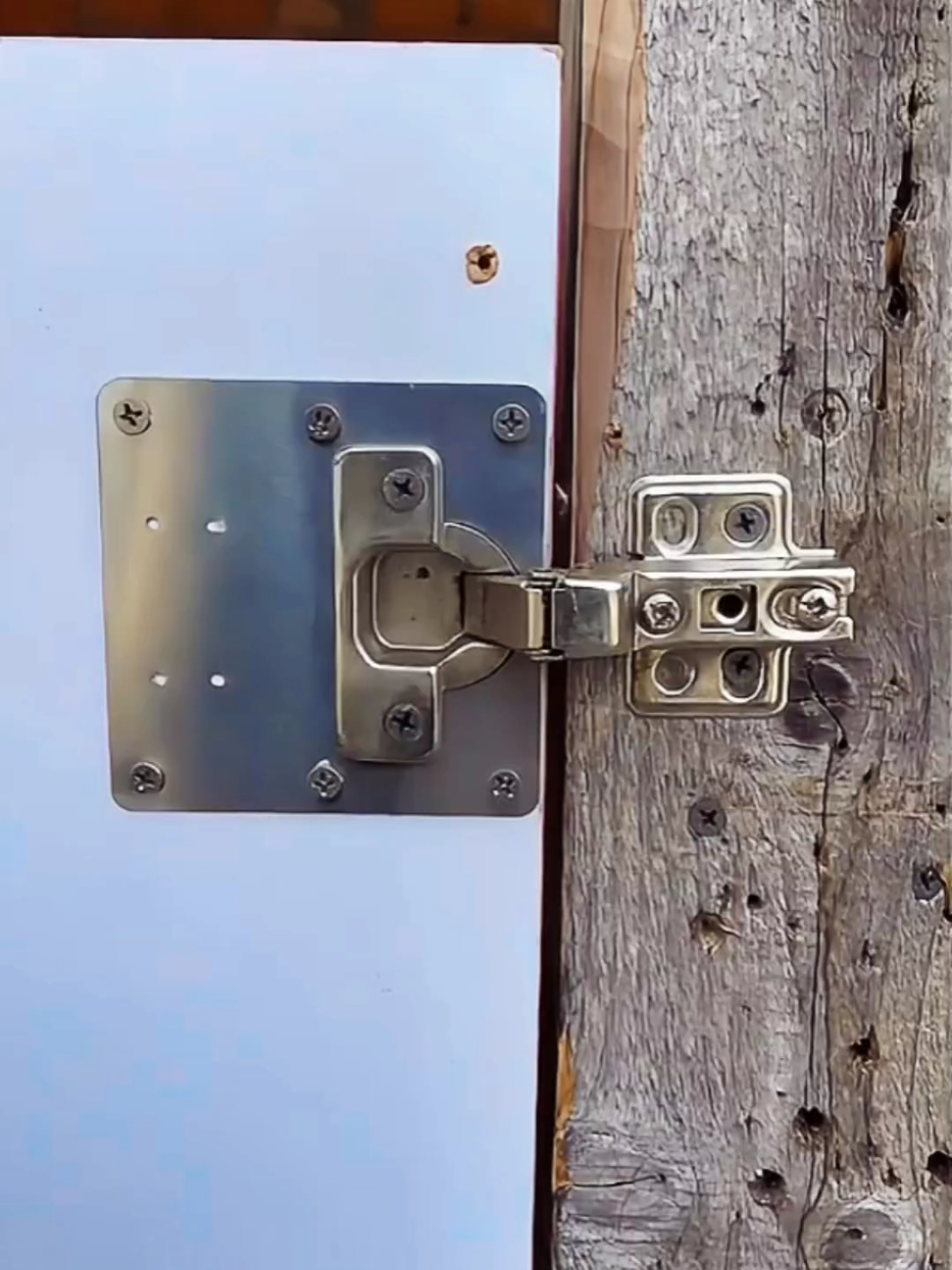 Conserte seu armário com essas placas para dobradiças! #montadordemoveis 