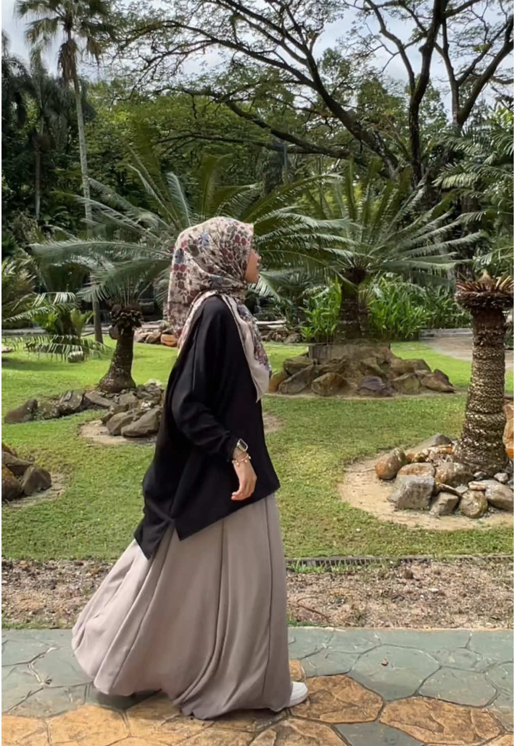 Matching2 Zaheera black & skirt powder grey baru la tak bosankan ☺️❤️ #zaheerablack #zaheerapowdergrey #setblouse #ironless #blouseironless #blousemuslimah #comfyclothes #looseblouse #flowyskirt 