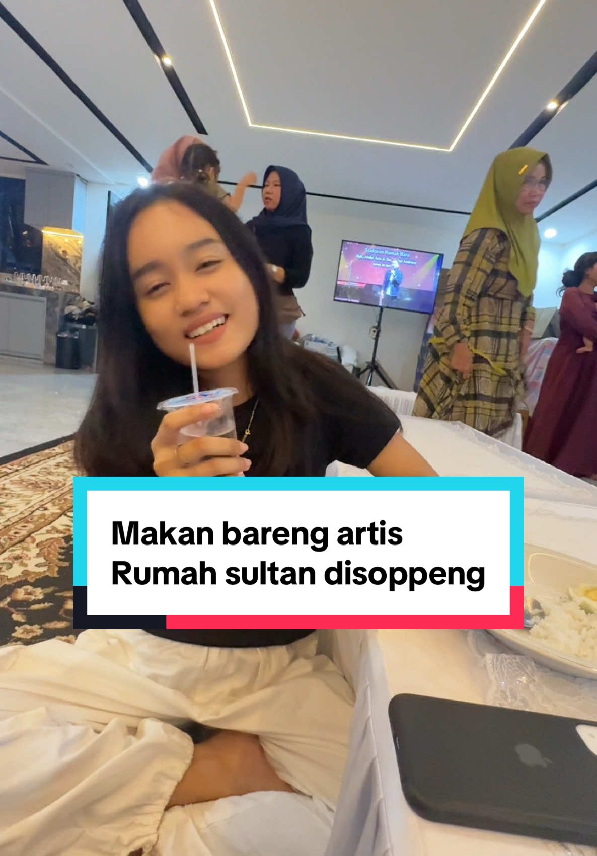 Kita Nebeng ya ca @ig.ntsy_adillah makan bareng artis dirumah sultan😍🫢😂 abis itu diundang kepanggung nyanyi 2lagu😍 #tokaresoppeng #trending #fypviral #like 