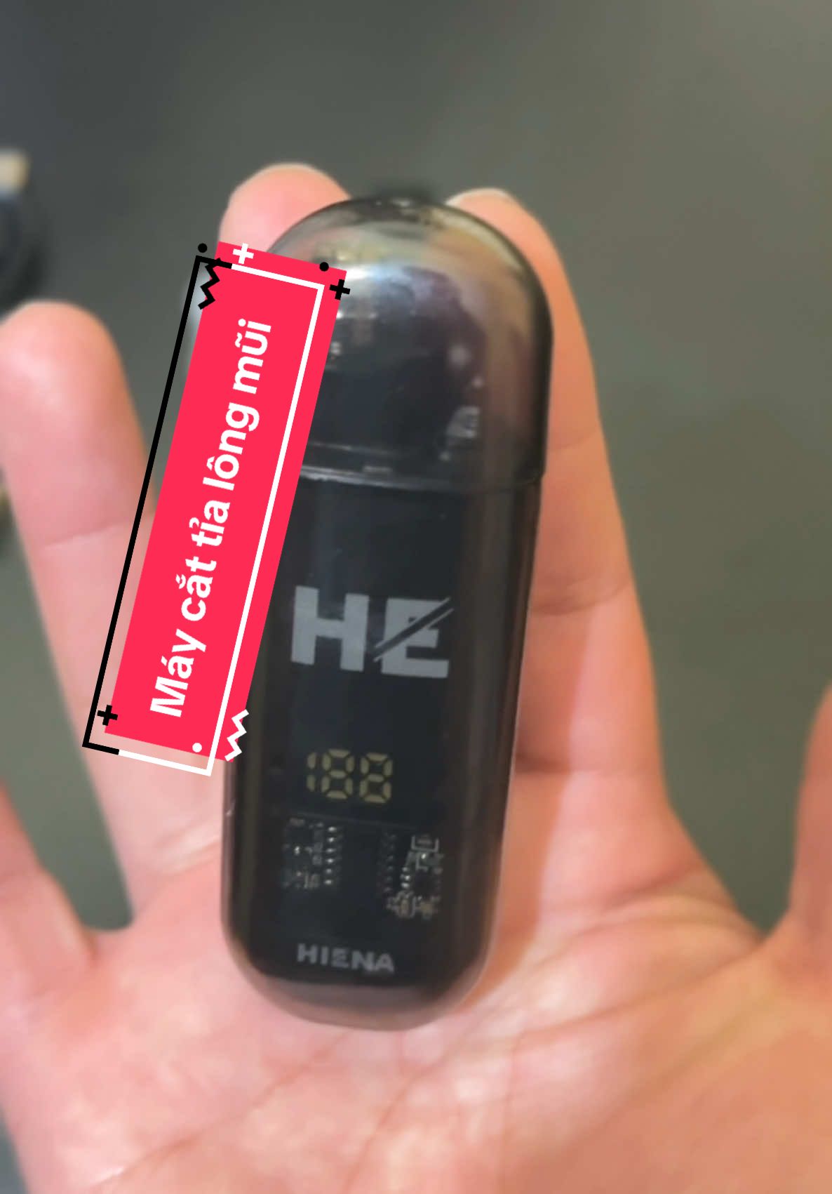 “Máy Tỉa Lông Mũi Hiena – Nhỏ Gọn, Sạch Gọn, Không Đau Rát, Chuẩn Nam Tính!”#MáyTỉaLôngMũi #Hiena #ChămSócNamGiới #GọnGàngTựTin #KhôngĐauRát #NhỏGọnTiệnLợi #ĐẹpTừngChiTiết #ĐồGiaDụngThôngMinh #SảnPhẩmHotTikTok