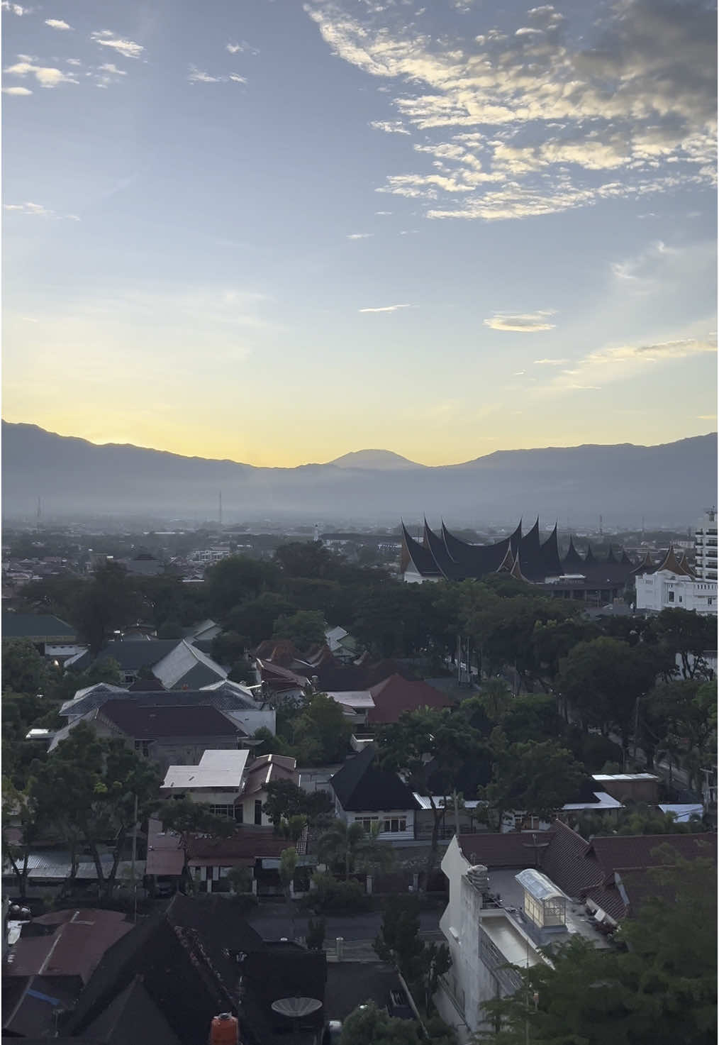 keindahan kota padang dilihat dari lantai 9 hotel santika premier padang #padang #hotelpadang #santikapremierpadang #ranahminang #fyp #viral #viewsunrise @Nur Insani 
