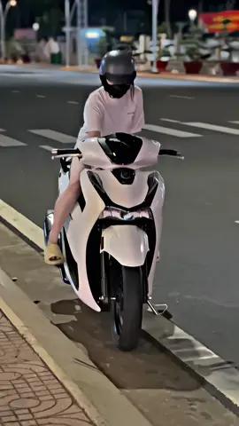 đèn xi nhan còn sáng hơn đèn pha🌚 #xuhuong #sh150i #sh125i #fyp 