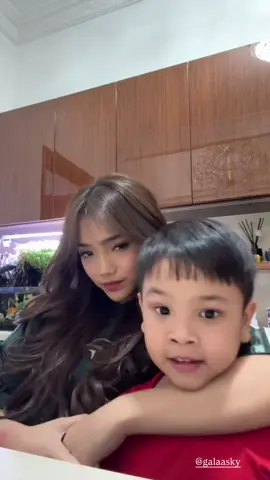 Gala mau menggambar tiii #fujian #galaskyandriansyah #galasky #fujiantiutami 