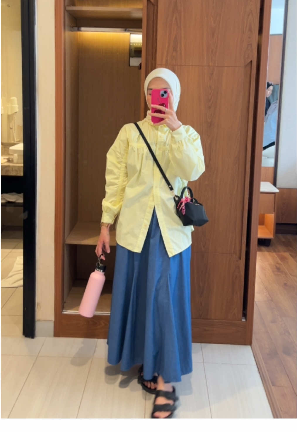 siapa sangka blouse yellow ini jd cantik dancerah bgtt klo dipakee bareng sama rokdenim inii🫶🏻💯✨📸 #outfittrends #blousewanita #atasanwanita #cuantanpabatas 