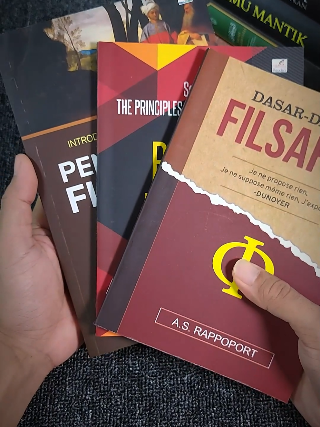 Pengen mulai belajar filsafat tapi nggak tahu dari mana? Paket 3 Buku Filsafat ini cocok buat kamu! Isinya dasar-dasar filsafat, logika berpikir kritis, dan pemikiran tokoh-tokoh besar dunia. Cocok buat pemula yang pengen ngerti cara mikir lebih dalam dan nggak gampang dibohongi.