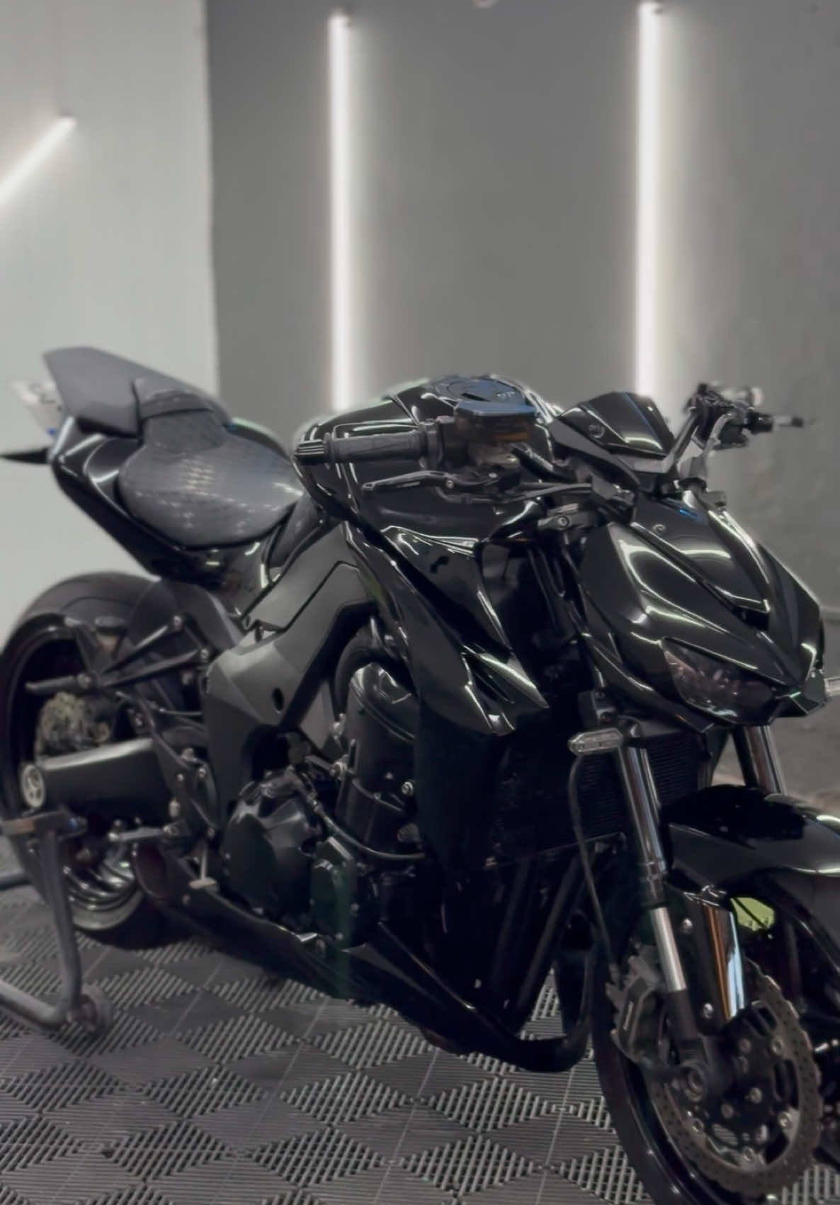 Projeto allblack  Pintura geral Kawasaki z1000 #pinturaautomotiva #dgdetailcustom #moto #kawasaki #allblack #pintura #motorcycle #painting 