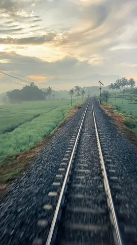 “Orang lain juga tidak semudah itu menjalani hidupnya, mereka semua hanya berpura pura terlihat baik baik saja. #keretaapi #kereta #pemandangan #kai 