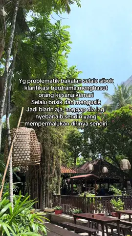 Udah macam reporter berita