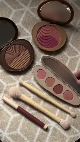 Got the jelly’s healthy touch edit and so many freebiesss! Can’t wait to try them! @Sunnies Face 🥚🎨  #makeup 