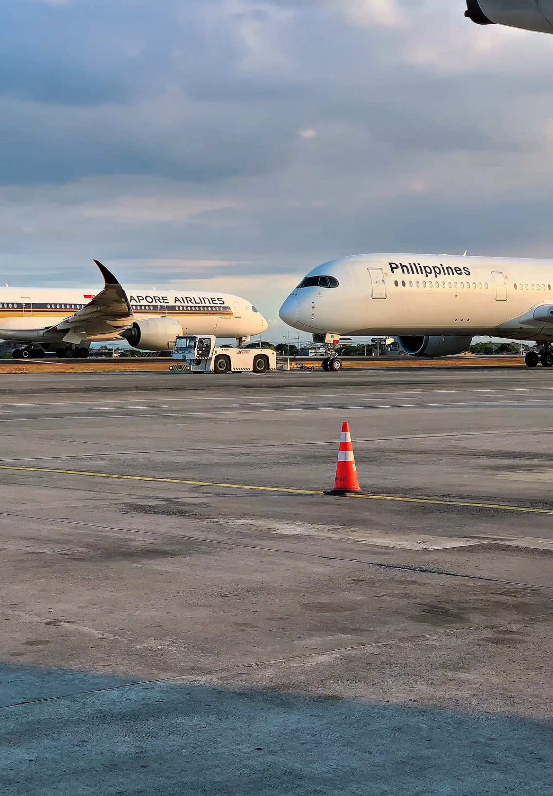 A350 Two Big Racoons meet together, One is departing and the other one is resting🇵🇭🤝🏻🇸🇬 #fyp #aviation #planespotting #planespotter #a350 #airbus #foryou #airlines #planes #airplanes  @Jruss_14 @jasperdlcrz ✈︎ @Mech.G @Jhobai @jeep.poy @Chris Risos @Bambinnaaa @Captain Skylit @P A T R I C I O @Laanceeey. @Drew @<Hanziii/> @ianspotter26 @Jjjammm @Jiiiiiiiiii @Cyviation @harold 