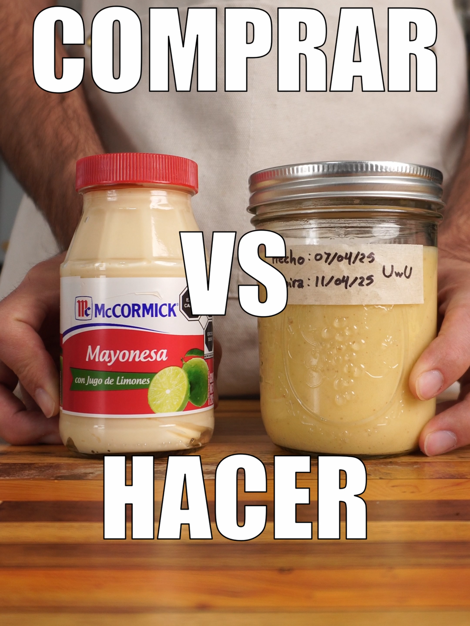 Comprar o hacer: Mayonesa Lista de ingredientes: 1 huevo  1 yema de huevo 1 cucharada o 19 g de mostaza Dijon 1 cucharadita o 5 g de azúcar 1 diente 4 g de ajo rallado Sal al gusto 1 cucharada o 15 ml de jugo de limón 1 taza o 240 ml de aceite vegetal Pasteurización 1. Llena una olla pequeña con suficiente agua para cubrir los huevos. 2. Calienta a fuego medio hasta que alcance 60 °C (140 °F).  3. Coloca los 2 huevos con cuidado en el agua caliente. 4. Asegúrate de que el agua se mantenga entre 60 y 62 °C durante todo el proceso. 5. No dejes que supere los 63 °C o los huevos podrían empezar a cocerse. 6. Deja los huevos en el agua caliente durante 6 minutos exactos, controlando la temperatura constantemente. 7. Transfiere los huevos a un recipiente con agua fría para detener la cocción. 8. Déjalos enfriar por al menos 1 minuto. Mayonesa    1. Colocamos en un cuenco mediano los huevos, la mostaza Dijon, el azúcar, el ajo rallado, la sal y el jugo de limón. 2. Batimos hasta que la mezcla esté homogénea. 3. Mientras seguimos batiendo, agregamos el aceite vegetal muy lentamente, comenzando con unas gotas. 4. Cuando la emulsión comience a formarse, aumentamos la velocidad del vertido a un chorro fino y constante, sin dejar de batir. 5. Continuamos hasta integrar todo el aceite y obtener una mayonesa espesa y cremosa. 6. Si la mezcla se corta o se vuelve grumosa, significa que la emulsión se rompió. 7. Guardamos la mayonesa en un recipiente cerrado en el refrigerador.